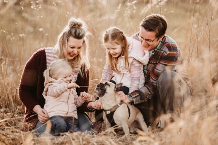 Familienshooting im hohen Gras